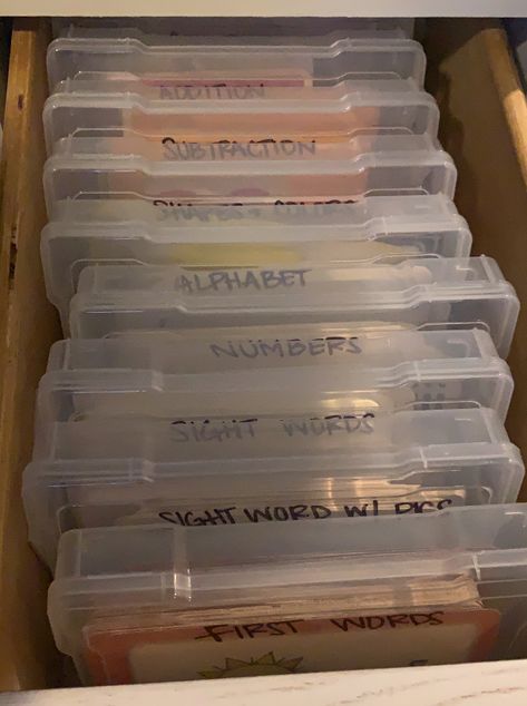 Flashcard storage ideas that are perfect for saving space in your classroom Flashcard Storage, Flash Card Storage Ideas, Sight Word, Classroom Storage, Pocket Chart, Card Storage, Teacher Blogs, Teacher Hacks, Flash