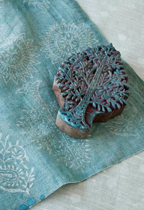 Sewing Project Ideas, Wooden Printing Blocks, Motif Art Deco, India Design, Fabric Stamping, Indian Crafts, Block Printing Fabric, Oil Cloth, Fabric Paint