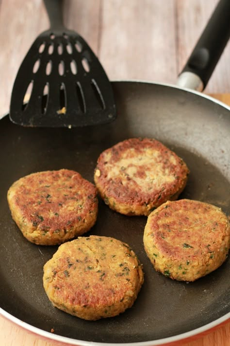 Chickpea Burger Recipe, Vegan Chickpea Burger, Chickpea Burgers, Vegan Patties, Chickpea Patties, Veggie Patties, Chickpea Burger, Mediterranean Meals, Veggie Burgers Recipe