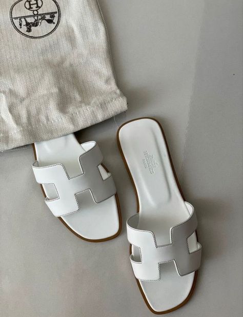 Hermes Slippers, Pretty Sandals, Shoe Wishlist, Sandals Outfit, Hermes Shoes, Girly Shoes, Pretty Shoes, Dream Shoes, Luxury Shoes