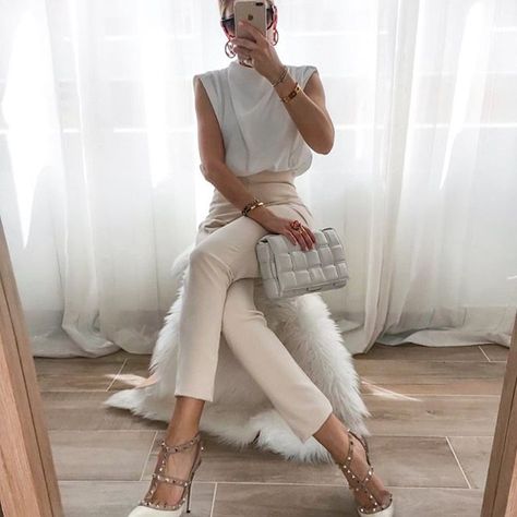 Valentino heels Zara 2020 Summer, Valentino Heels Outfit, Valentino Rockstud Outfit, Valentino Shoes Outfit, Heels Outfits Dress, Zara Europe, Valentino Rockstud Heels, White Shoes Outfit, Rockstud Heels