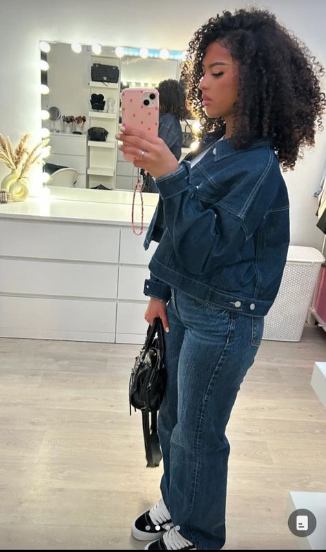 Curly Hair Winter Outfits, Outfit Jean Bleu, Zara Drip, Outfit Zara, Mode Zara, Outfit Inspo Casual, Outfit Jeans, Church Outfits, Cute Everyday Outfits