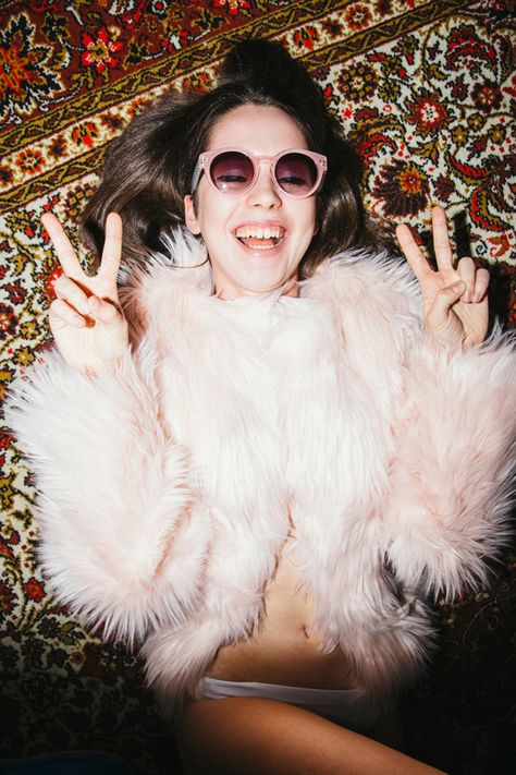 Flash Photography: Who knew the old 'flash-on' would make a resurgence? It began its glorious return in the context of youth fashion catalogues and magazines, but is now a little more mainstream. Hipster Photography, Pink Faux Fur Coat, Pink Fur Coat, Mode Editorials, Photography Trends, Flash Photo, Photography Creative, Peace Signs, Pink Fur