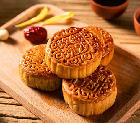 Easy Mooncake Recipe, Chinese Moon Cake, Mooncake Recipe, Cake Festival, Chinese Candy, Mooncake Festival, Whiskey Cake, Moon Cakes, Homemade Custard