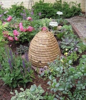 Bee Skeep in the Garden Bee Skeps, Ornamental Kale, Bee Skep, Bee Hives, Bee Garden, Save The Bees, Country Gardening, Garden Gates, Bee Keeping