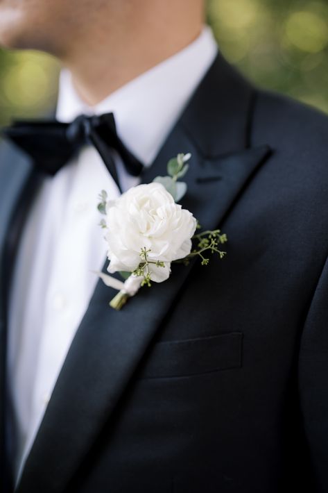 Groomsman Boutonniere White, Groomsmen Flower Pin, Bouteneire Groom, White Boutineer, Classic Boutonniere, White Wedding Boutonniere, White Flower Boutonniere, Boutineer Ideas, Boutineer Wedding