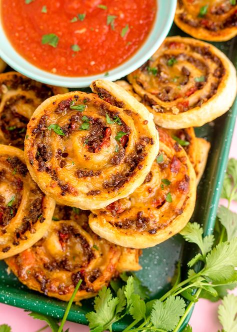 Mexican food is known for its bold flavors and vibrant colors, and its appetizers are no exception. From classic dishes like guacamole and chips to more unique creations like queso fundido and taquitos, there's something for everyone on this list of 35+ Mexican appetizers. Easy Pinwheel Recipes, Pesto Appetizers, Taco Pinwheels, Sausage Pinwheels, Guacamole Chips, Chicken Pinwheels, Ham And Cheese Pinwheels, Pizza Roll Recipe, Best Party Appetizers