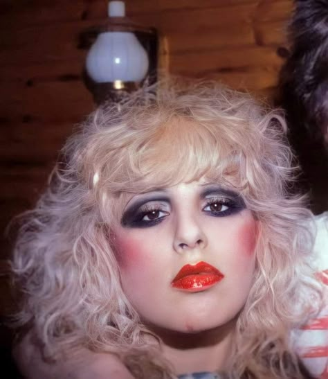 Nancy Spungen Makeup, 70s Punk Makeup, 80s Rock Makeup, Punk Rock Makeup, Classic Rock Fashion, Glam Rock Makeup, Nancy Spungen, 80’s Makeup, 1980s Makeup