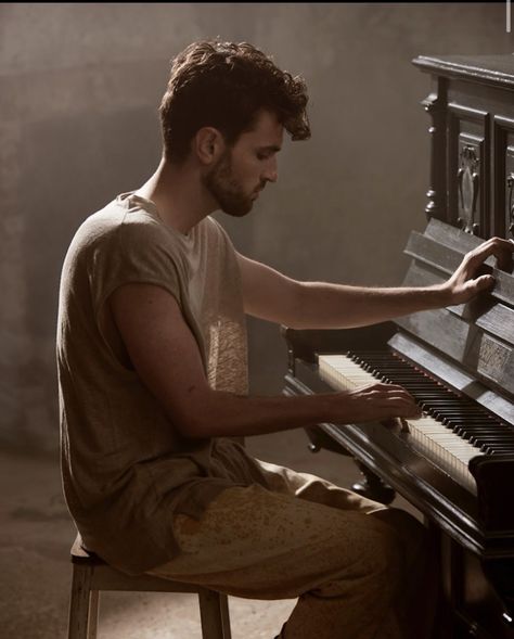 Duncan Laurence, Eurovision Song Contest, The Piano, Vintage Aesthetic, Favorite Person, Music Artists, Harry Styles, Vintage Men, Pop Culture