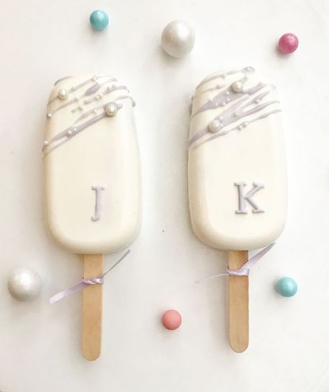 Cake Popsicles Ideas Wedding, Cakecicles Ideas Wedding, Wedding Cake Popsicles, Wedding Cake Sicles, Magnum Cake Pops, Cakesicles Wedding, Funfetti Cake Pops Recipe, Cake Popsicles Ideas, Wedding Cakesicles