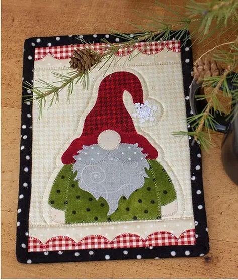 Amazon.com : Mug Rug Christmas Mug Rugs, Gnome Mug, Mug Rug Patterns, Applique Quilting, Gnome Patterns, Gnomes Crafts, Quilted Table Runners, Christmas Quilts, Book Quilt