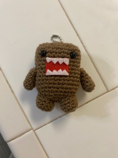 Domo Kun Keychain, Domo Crochet, Monster Crochet, Domo Kun, Hello Kitty Crafts, Crochet Business, Kawaii Crochet, Beginner Crochet Projects, Fun Crochet Projects