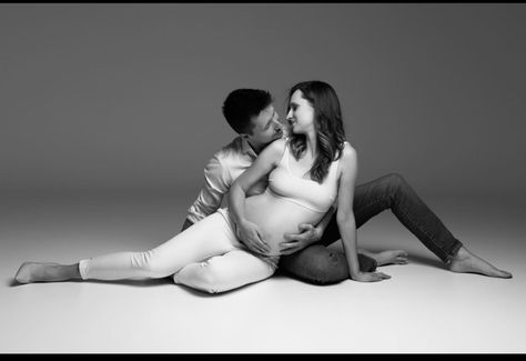 Floor Maternity Poses, Pregnant Sitting Poses, Maternity Photography Couch, Maternity Floor Poses, Sitting Maternity Poses Couples, Maternity Sitting Poses, Sitting Maternity Poses, Studio Maternity Shoot Couple, Family Pregnancy Photoshoot