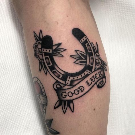 Grandpa Tattoo, Horseshoe Tattoo, Neat Tattoos, Traditional Tattoo Drawings, Inspo Tattoo, Abstract Tattoo Ideas, Luck Tattoo, Horse Shoe Tattoo, Cowgirl Tattoos