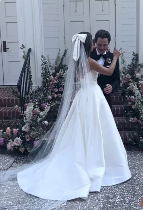 Big Bow Wedding Veil, Wedding Dress With Bow And Veil, Puffy Bride Dress, Mermaid Wedding Dress And Veil, Meagan Markle Wedding Dress, Wedding Dress With Bow In Hair, Bow Instead Of Veil, Bridal Hair With Bow Veil, Pandora Wedding Dress