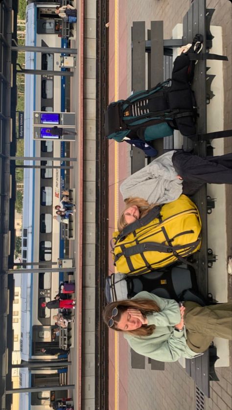 Traveling By Train Aesthetic, Travel Aesthetic With Friends, Backpacking Through Europe Aesthetic, Backpacking Europe Aesthetic, Interrailing Aesthetic, Train Trip Aesthetic, Duffel Bag Aesthetic, Interrail Aesthetic, Best Friend Trip