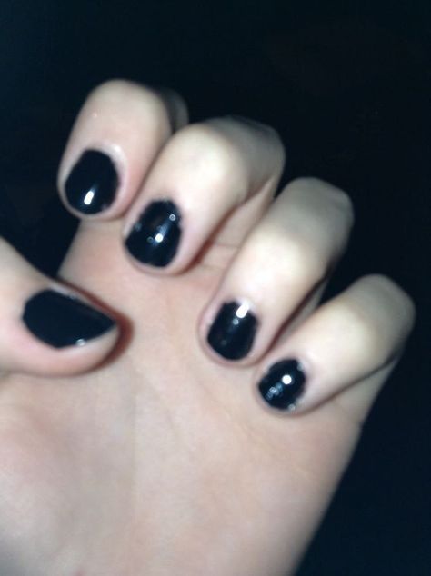 Black Chipped Nails Aesthetic, Black Nails Chipped, Chipped Black Nail Polish, Black Nail Polish Aesthetic Grunge, Black Painted Nails Aesthetic, Black Nails Painted, Messy Nail Polish, Chipped Black Nails Aesthetic, Black Chipped Nails