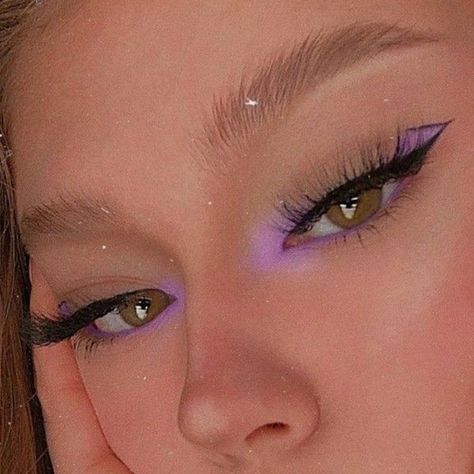 Simple Fun Makeup Ideas, Simple Unique Makeup Looks, Creative Eye Makeup Design, Fourth Of July Makeup Ideas, Rave Eye Makeup, Purple Fairy Makeup, Pink And Purple Makeup, Fun Eyeshadow, Purple Eyeshadow Looks