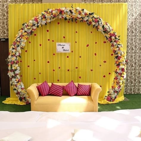 Haldi Decoration Ideas, Engagement Stage, Haldi Decoration, Small Wedding Decor, Mehendi Decor Ideas, Simple Stage Decorations, Haldi Function, Wedding Decor Photos, Wedding Background Decoration