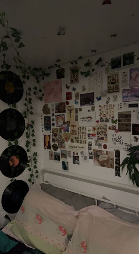 Bedroom Ideas Mushroom, Polaroid Wall Ideas Bedrooms, Bedroom Asthetics Indie, Alt Girl Room, Alt Bedroom Decor, Tik Tok Bedroom, Polaroid Wall Ideas, Bedroom Alt, Mushroom Bedroom Decor