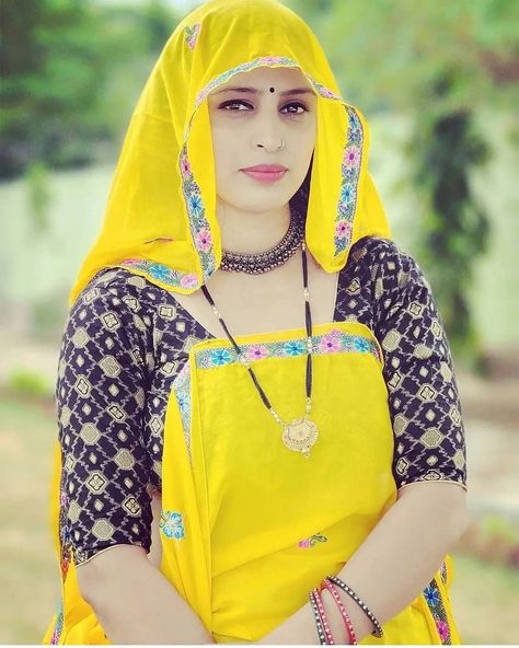 Meena Geet, Indian Bride Poses, Friendship Quotes Images, Dj Photos, Girl Crush Fashion, Indian Bridal Fashion, Banner Background Images, Pose Style, Frame Gallery