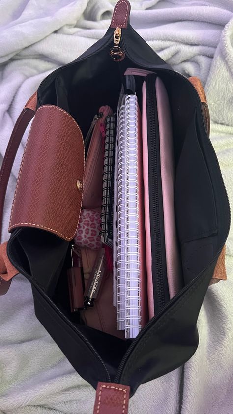 Organised School Bag, College Items, Longchamp Outfit, Everyday Bag Essentials, Uni Bag, School Bag Essentials, Inside My Bag, Longchamp Bag, Handbags For School