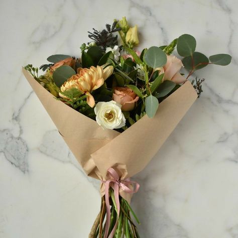 Flower Packaging Ideas, Paper Wrapped Bouquet, Wrap Flowers In Paper, Bouquets Aesthetic, Horseshoe Flowers, Presentation Bouquet, Flowers In Paper, Chocolate Flower Bouquet, Wrapped Bouquet