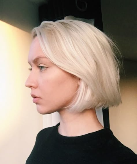 Instagram @toafer Blonde bob hair hairstyle texture haircut cut platinum short beige champagne style girl face portrait Bleach Bob, Champagne Blond, Blonde Ambition, Textured Haircut, Hairstyles Pictures, Blonde Bob Hairstyles, Hair 2018, Haircut Hairstyle, Platinum Blonde Hair