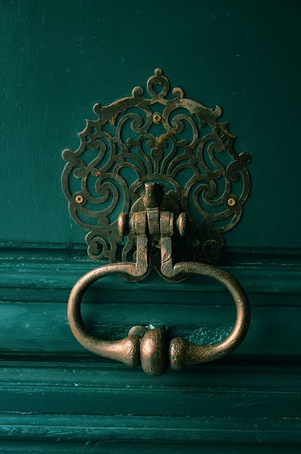 Emerald door with copper handle. This is more of a forest blue-green. A little too dark for my taste, but I love the idea and the look. Ornate Door, Harry Potter Disney, Dark Green Aesthetic, Slytherin Aesthetic, Green Aesthetic, Deep Green, Teal Green, 인테리어 디자인, Door Knobs