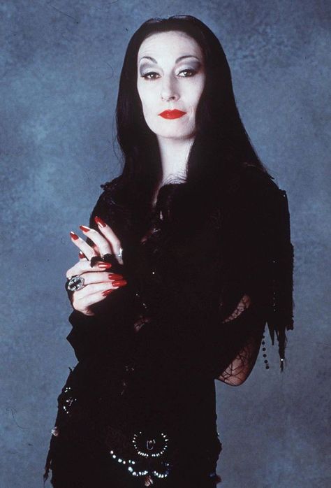 𝔙𝔞𝔪𝔭𝔦𝔯𝔞 on Twitter: "Morticia Addams.… " Angelica Houston, Morticia Addams Costume, Addams Family Movie, Addams Familie, Gomez And Morticia, Family Coloring Pages, Gomez Addams, Anjelica Huston, Morticia Addams