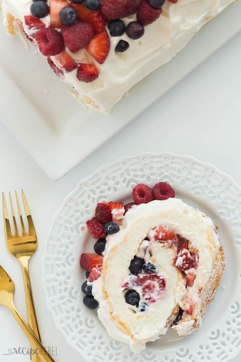 Berry Angel Food Cake, Angel Food Cake Roll, Berry Filling, Cake Recipes Uk, Jelly Roll Cake, Angel Food Cake Desserts, Chocolate Roll Cake, Angel Food Cake Mix Recipes, Cake Roll Recipes