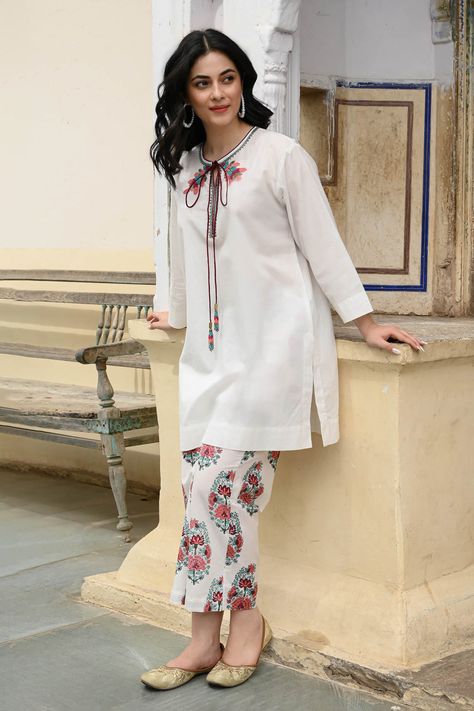 Summer Outfits Kurtis, Short Kurta Suits Women, Simple Kurta Designs Casual, Summer Kurtas For Women, Suit Kurta Design, Simple Kurta Designs Cotton, Pant Designs For Suits, Stylish Kurta Designs Women, Printed Kurta Designs Women