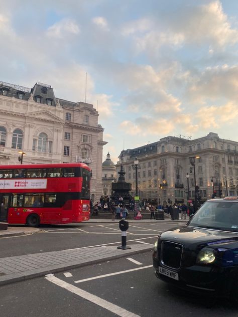 On Leicester square #londen #hotspot #travel #aesthetic #pintrest #love #photography #instagram #background #londen #leicestersquare #leicester Leicester Aesthetic, London Buses, London Vibes, London Dreams, London Boy, London Living, London Baby, London Summer, London Aesthetic