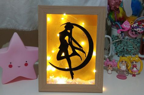 Cuadro de Sailor Moon (hecho a mano) Sailor Moon Gift Ideas, Sailor Moon Diy Crafts, Sailor Moon Diy, Sailor Moon Crafts, Sailor Moon Birthday, Sailor Moon Wedding, Diy Tumblr, Moon Silhouette, Sailor Moon Character