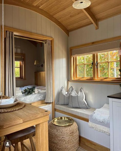 Shepherds Hut Interior Ideas, Shepherds Hut Interior, Farmhouse Tiny House, Small Condo Decorating, Garden Room Interiors, Garden Huts, Shepherds Huts, Luxury Outdoor Living, Shepherd Huts