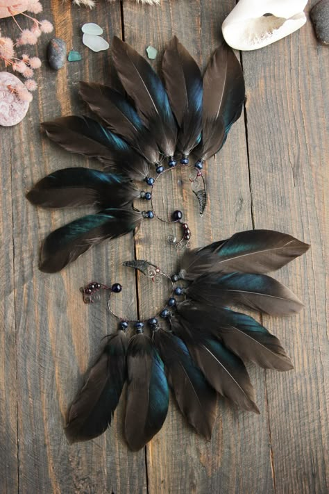 Ear Cuff Diy, Feather Ear Cuff, Feather Hair Extensions, Hair Halloween, Goth Hair, Goth Witch, Black Witch, Feather Hair, Feather Crafts