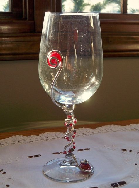 decorating wine glasses with beads | If I was better with memory wire i-wampa-do-it Enchanted Prom, Fancy Wine Glasses, Glassware Design, Diy Wine Glasses, Decorated Wine Glasses, Custom Glasses, Wine Craft, Wine Glass Crafts, Wine Glass Rack