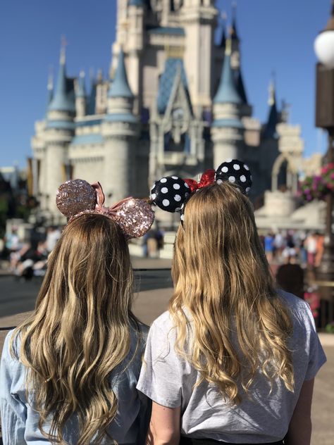 Magic Kingdom Photo Spots, Disney Castle Pictures Poses, Magic Kingdom Photography, Disney Photo Spots Magic Kingdom, Group Dp, Group Photo Ideas, Pictures In Front Of Disney Castle, Disney Moodboard, Castle Photo