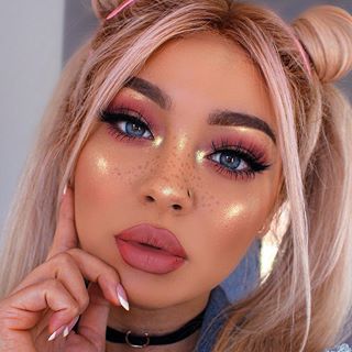 Marylia Scott (@maryliascott) • Instagram photos and videos Sailor Moon Makeup, Moon Makeup, Beach Waves Hair Tutorial, Movie Makeup, Faux Freckles, Beach Wave Hair, Fall Makeup Looks, Fall Makeup, Gorgeous Makeup