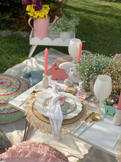 #easter #picnic #bunny #tablesetting #spring Easter Picnic Aesthetic, Easter Picnic Decorations, Easter Picnic Ideas, Outdoor Easter Party, Easter Family Pictures, Spring Solstice, Easter Brunch Decorations, Picnic Table Decor, Easter Picnic