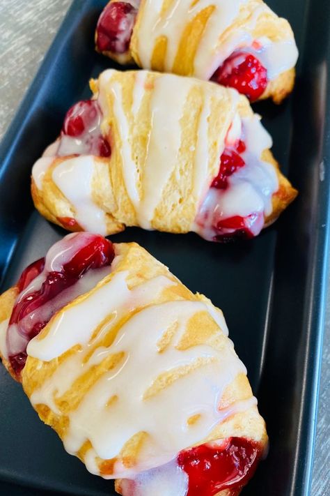 cherry turnovers drizzled with icing Using Cherry Pie Filling, Crescent Roll Pies, Deserts With Cream Cheese, Pie Filling Desserts, Crescent Roll Recipes Dessert, Pillsbury Crescent Roll Recipes, Filling Breakfast Recipes, Recipes Using Crescent Rolls, Easy Smoker Recipes