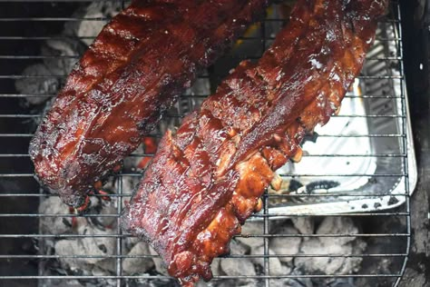 How to Make Barbecue Ribs on a Charcoal Grill Grilled Ribs Charcoal, Slow Cook Ribs, Charcoal Bbq Recipes, Bbq Hot Dogs, Cooking Pork Ribs, How To Make Barbecue, Charcoal Grill Recipes, Grilled Baby Back Ribs, Barbecued Ribs