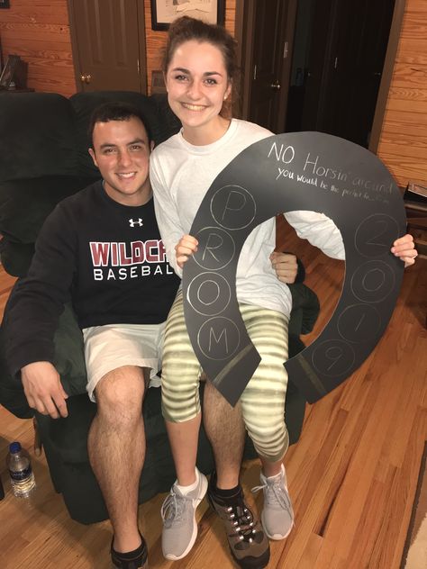 Cowboy Dance Proposal, Horse Promposal Ideas, Horse Promposal, Asking Someone To Prom, Hoco Boards, Homecoming Dance Proposal, Cowboy Prom, Boyfriend Tips, Dance Proposals