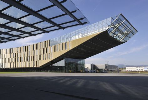 Voestalpine Stahl Office Building - Picture gallery Cantilever Architecture, Chinese Architecture, Building Facade, Urban Setting, Urban Planning, Steel Structure, Architecture Project, Office Building, Modern Architecture