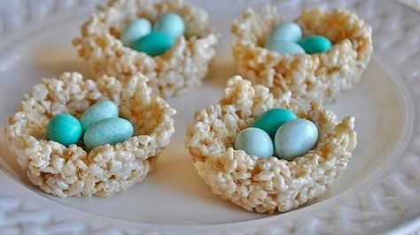 Bird Nest Treats, Lila Party, Easter Birthday Party, Bird Baby Shower, Bird Birthday Parties, Baby Shower Snacks, Easter Nests, Krispy Treats, Shower Desserts