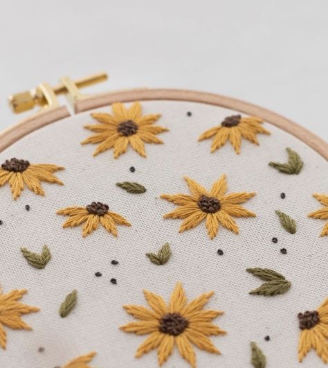 Complex Embroidery, Sunflower Embroidery Pattern, Modern Pattern Design, Sunflower Embroidery, Embroidery Stitch, Floral Embroidery Patterns, Sunflower Wallpaper, Learn Embroidery, Sunflower Pattern