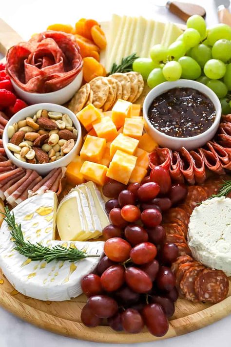 This simple charcuterie board makes the best appetizer for parties or holidays! It is filled with meats, cheeses, crackers, fruits, and nuts and will surely be a hit at your next gathering! Small Charcuterie Boards, Small Round Charcuterie Board, Small Charcuterie Board Ideas, Simple Charcuterie Board, Small Charcuterie Board, Simple Charcuterie, Mini Cheese Boards, Grad Dinner, Pumpkin Protein Pancakes