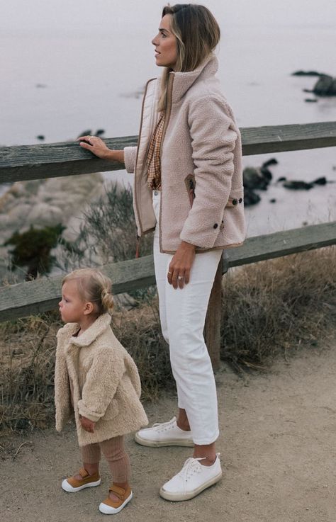 9.20 mommy and me fleece for fall European Mom Style, Cold Beach Day Outfit Winter, Mommy Outfits Casual, Fashion Mom Outfits, Beige Mom, Young Mom Style, Mommy Fashion, Mommy Outfits, Mum Fashion