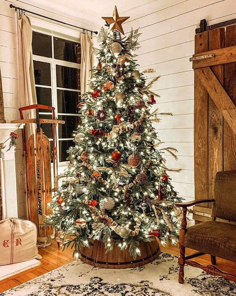 Capture the look of wintry-rustic elegance in your home by decorating your Christmas trees with a winter wonderland theme. Best Artificial Christmas Trees, Christmas Tree Inspo, Country Christmas Trees, Christmas Tress, Christmas Tree Base, Christmas Tree Decorating Themes, Farmhouse Christmas Tree, Christmas Tree Inspiration, Christmas Tree Stand