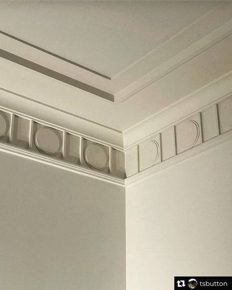 Beautiful Ceilings Designs Moldings, Wall Molding Detail, Modern Ceiling Moulding, Molding Ceiling Design, Moulding On Ceiling, Ceiling Molding Design, Corbel Design, Contemporary Moulding, Modern Moulding